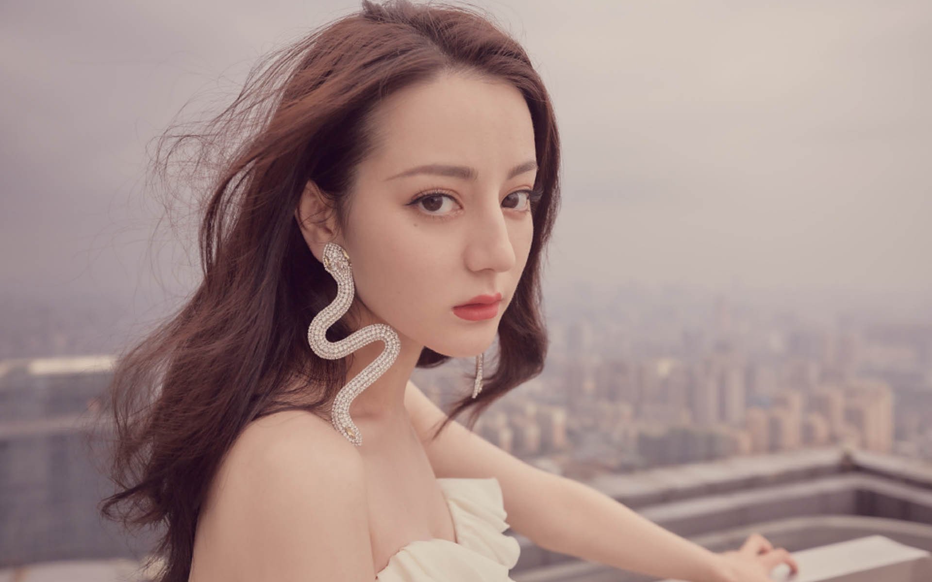 边路球员助攻效率是否比中路穿插更具威胁,边路足球是什么意思