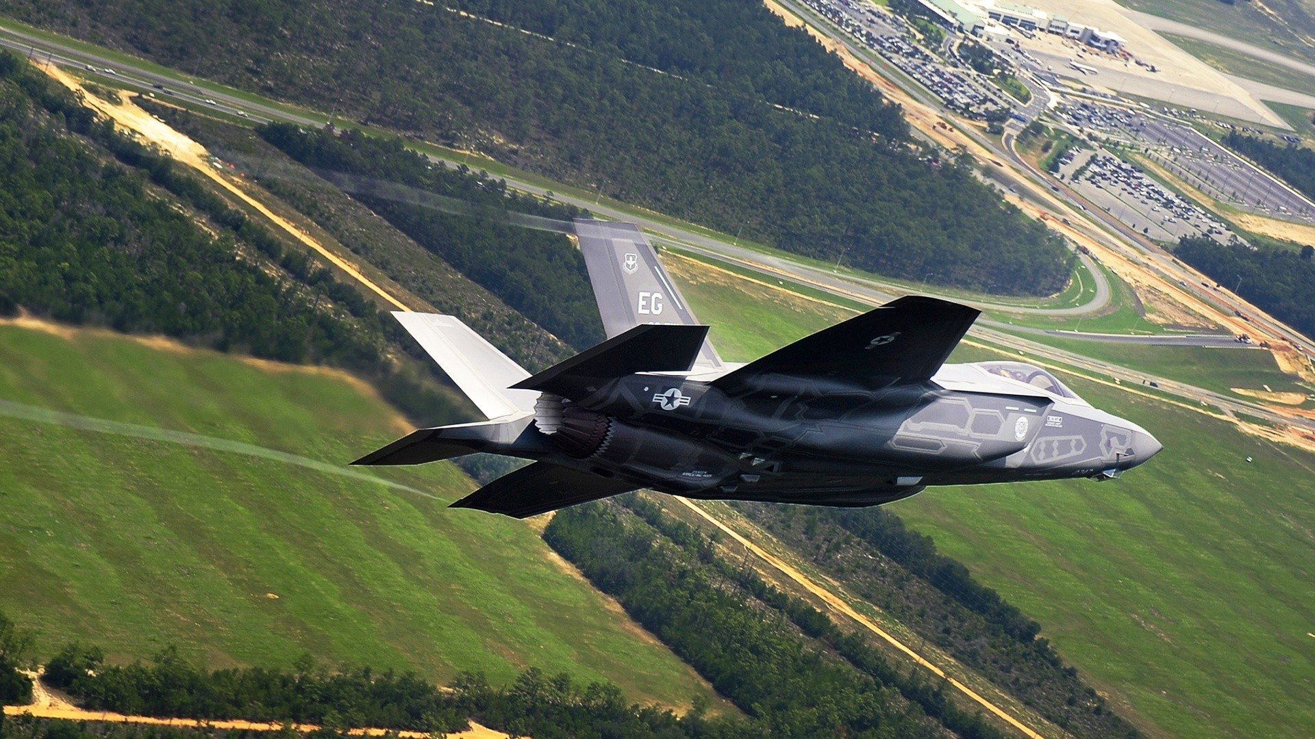 国际足联推动裁判全员培训，保证比赛判罚的专业性和公平性，国际足球比赛主裁判有几名